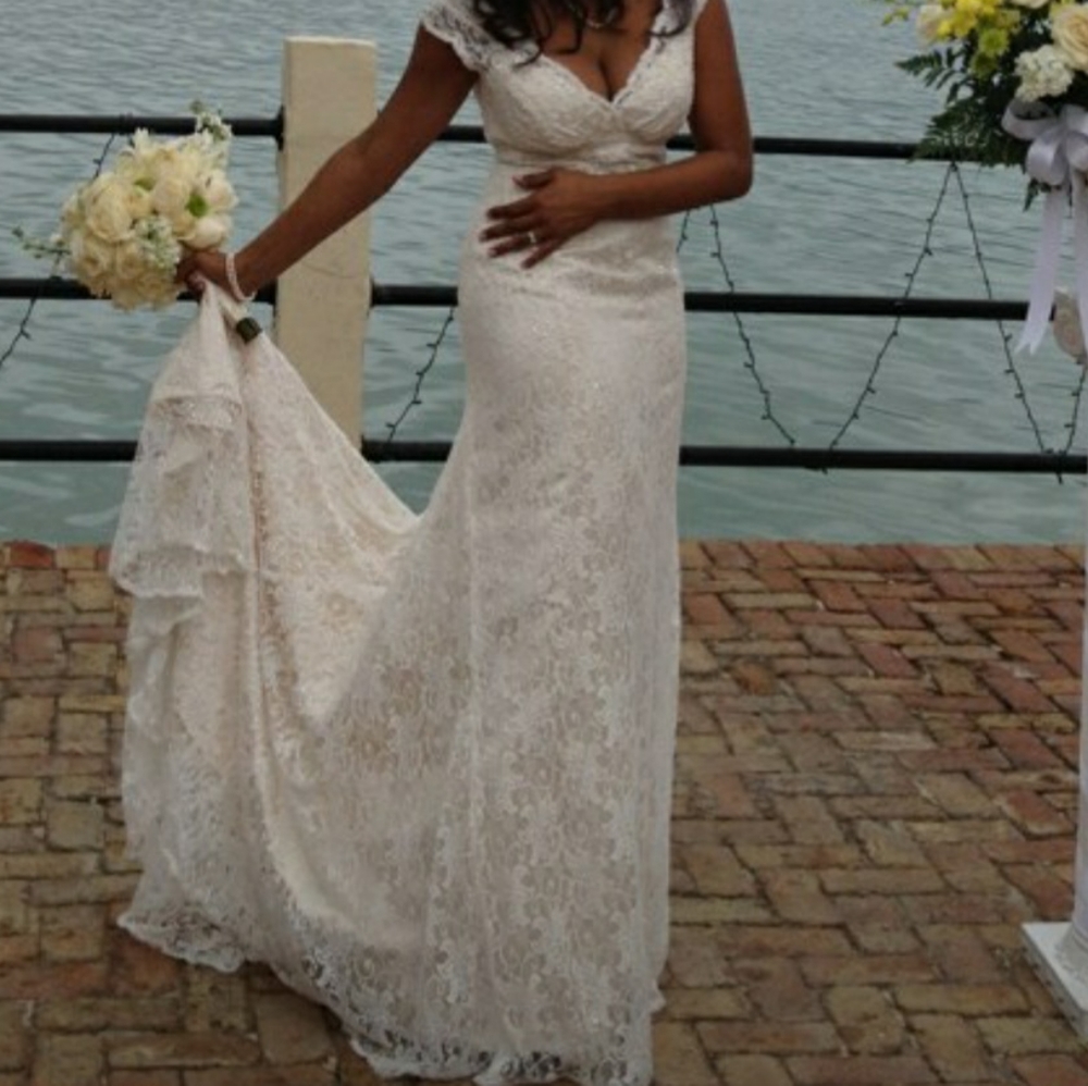 Vera Wang lace wedding dress - size 8